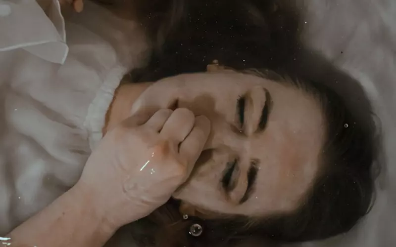 梦见已故的人还活着预示着什么(孕妇梦见死去奶奶还活着和我说话)