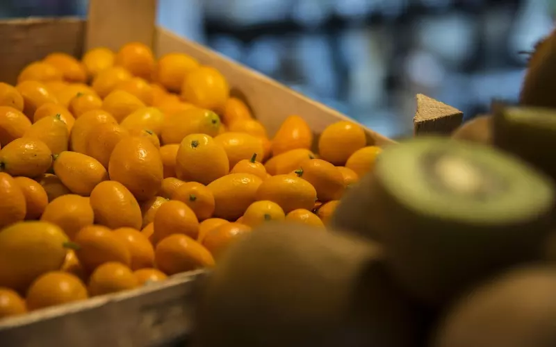 他跟我打招呼说明什么？