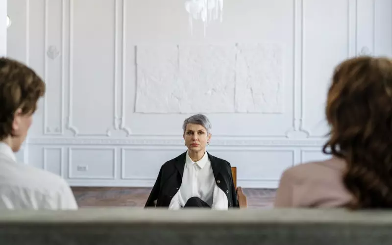 婚姻问题怎么解决最好(婚姻中出现问题该怎么做才能解决)