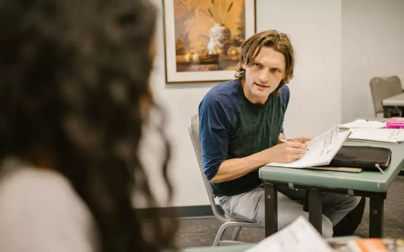 面对老公婚姻出轨女人正确的做法(老公外遇叫老婆也出轨是什么心理)