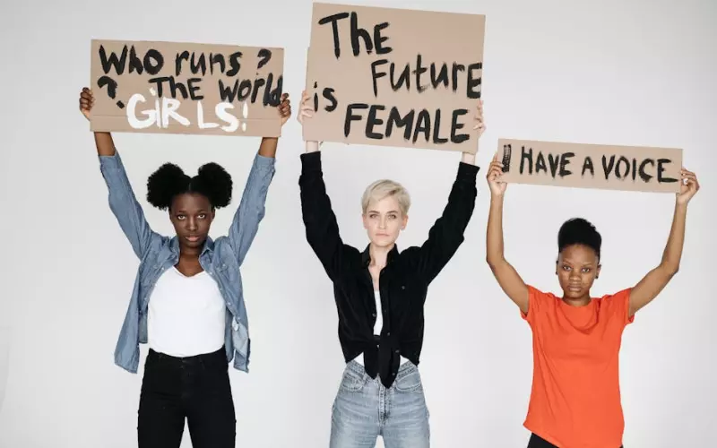 男生和别的女生搞暧昧应该怎么办(如何对待和老公玩暧昧的女人)