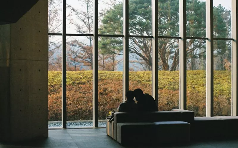 两夫妻如果有一方出轨了怎么办(夫妻约定一方出轨净身出户有效吗)