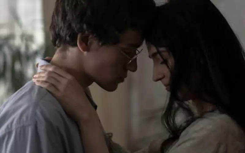 发现老公跟别的女人暧昧该怎么办(老公和别的女人暧昧该怎么办)