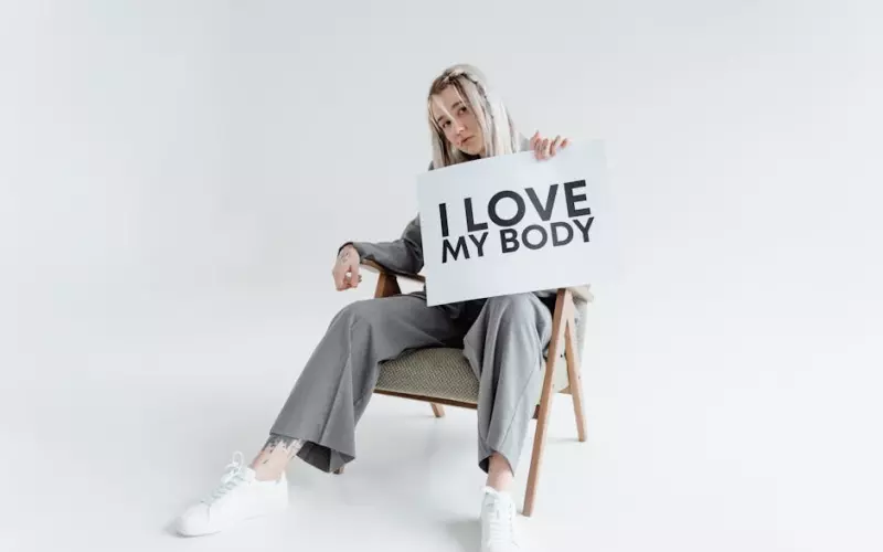 发现老公和别的女人爱暧昧怎么办(男人精神出轨暧昧聊天被发现)