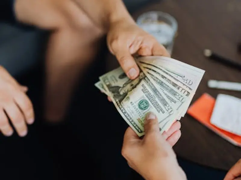 老公宁愿向朋友借钱也不和家里要怎么办?