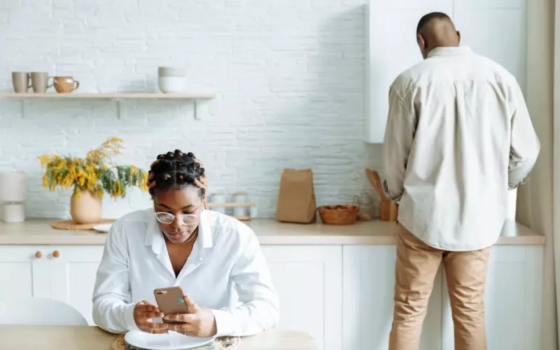 老公婚内精神出轨暧昧聊天怎么办(异地老公精神出轨我应该怎么办)