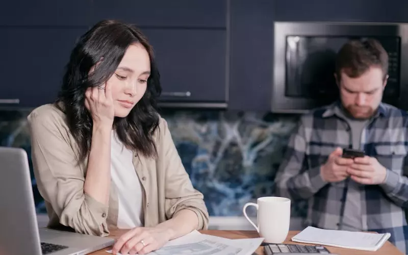 老公负债搞婚外情怎么办(老公在外上班出轨怎么发现)