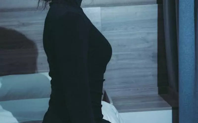 老公出轨小三上门挑衅原配怎么办(老公出轨原配选择忍耐只对付小三)