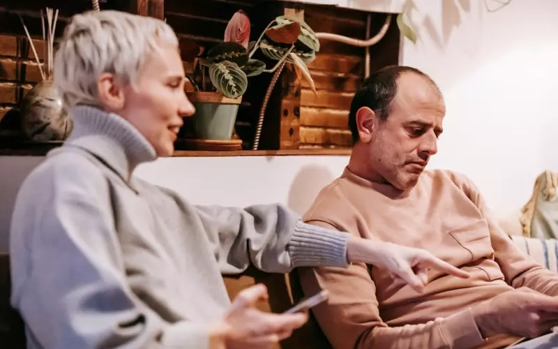和别的男人聊天被老公发现怎么办(老公和别的女人暧昧聊天能原谅吗)