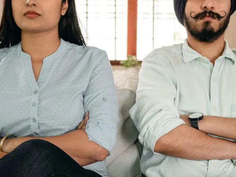 异地夫妻吵架后老公冷战怎么办(两地分居老公出轨要离婚该怎么办)