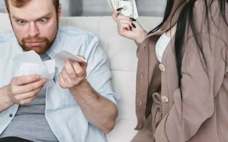 网恋男友总是吵我要钱怎么办(网恋男友总是朝我要钱怎么办)