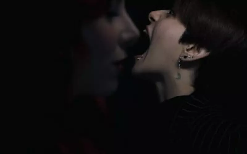 另一半和别人暧昧不能忍受怎么办(如果另一半和别人暧昧怎么办)