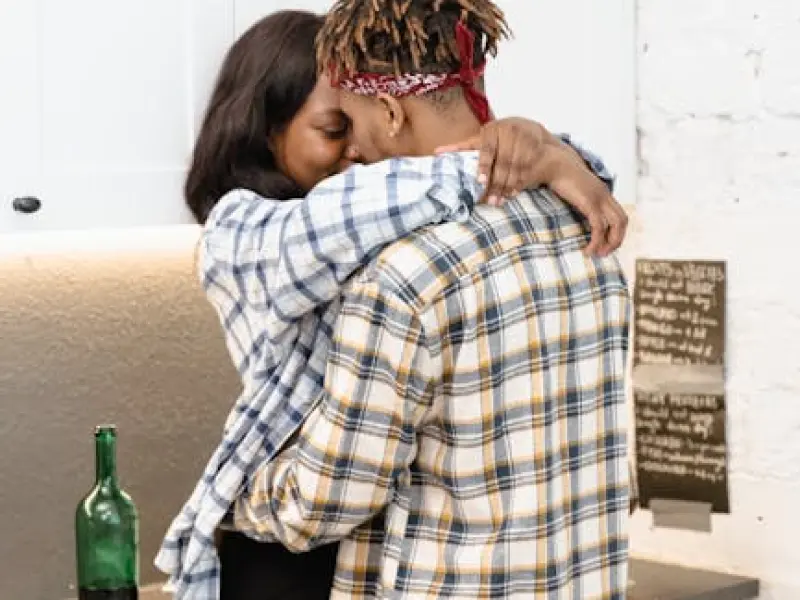 挽回出轨的老公该怎么样做：老公出轨，还应该挽回吗？还值得挽回吗？