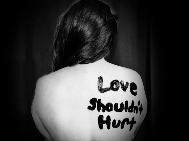 挽回女友的心该怎么做？面对女友分手，挽回女友的正确方法，