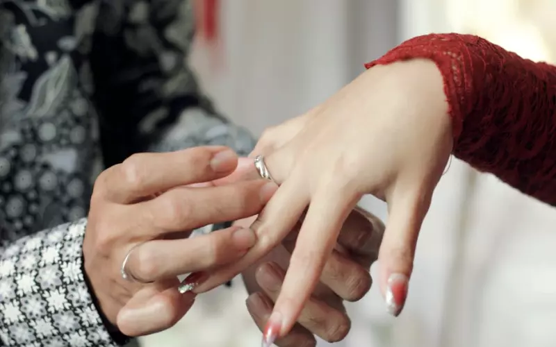 很难维持的婚姻该怎么办(单身式的婚姻该如何挽救)