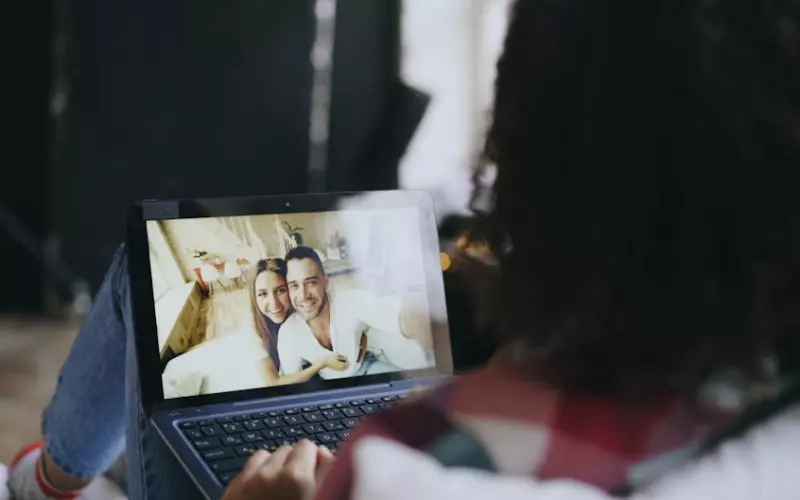 网恋被发现真实照片怎么办(网恋到底怎么维持)