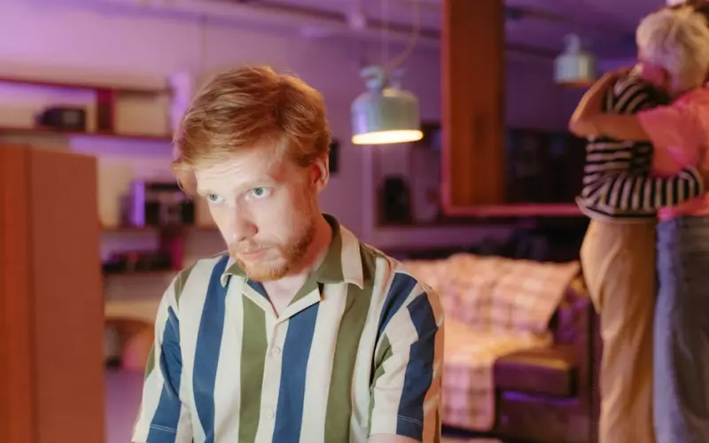 发现老婆跟别的男人搞暧昧怎么办(妻子跟别的男人有暧昧怎么查)