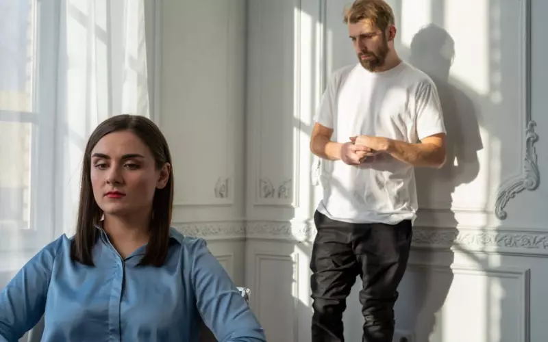 知道老公有婚外情正确明智做法(发现老公婚外情后痛不欲生)