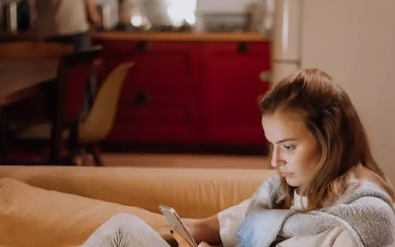 当发现老公和别的女人暧昧怎么办(分居两地发现老公聊天暧昧怎么办)