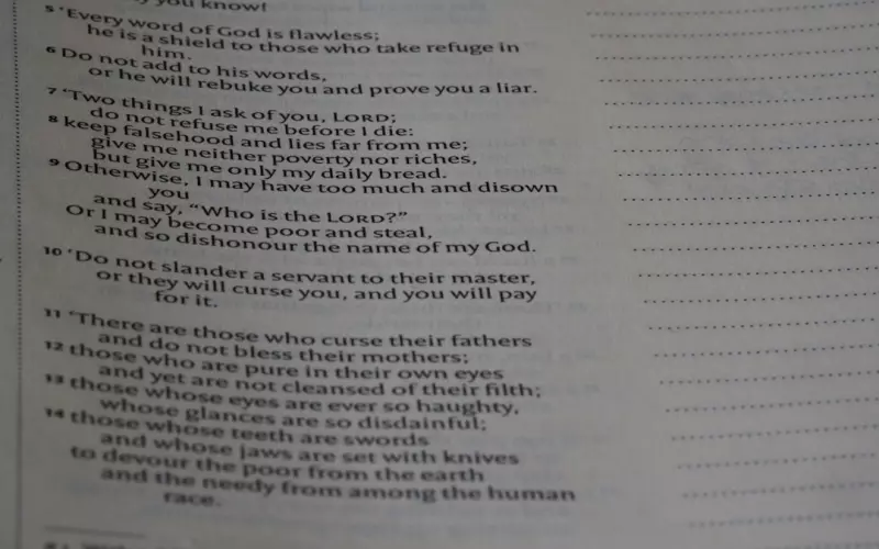 老公总是和别人聊暧昧后怎样处理(暧昧时怎么让男人回心转意)