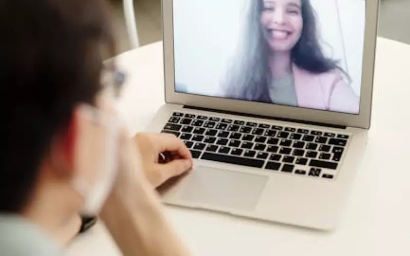 网恋约会见面时聊些什么(网恋第一次见面女生要注意什么)