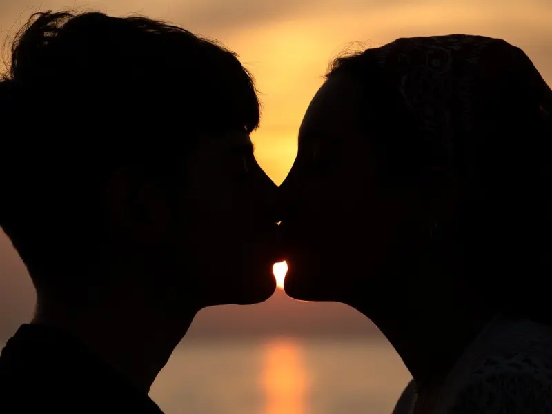 情侣接吻时，如果男人有这4个动作，说明他爱你至深！