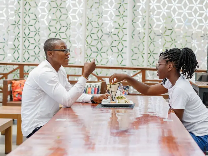 恋爱中的男女吃饭，是不是都应该由男方掏钱？