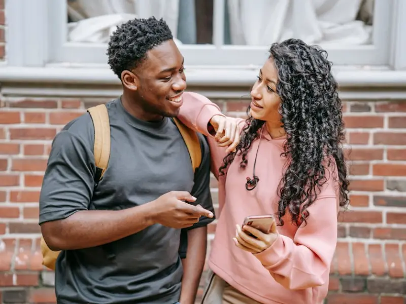 当男人暗恋着你，往往会有这三个表现！