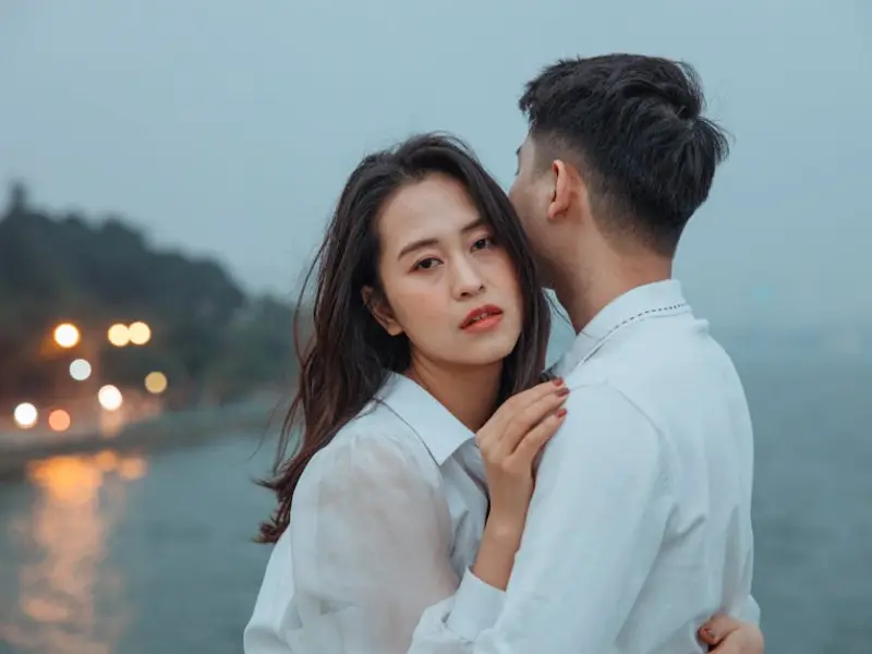 男人真正放不下一个女人的时候，会有这4种表现，情难自控