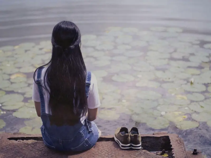 女人无法放弃一个男人时，这几种表现才会如此强烈