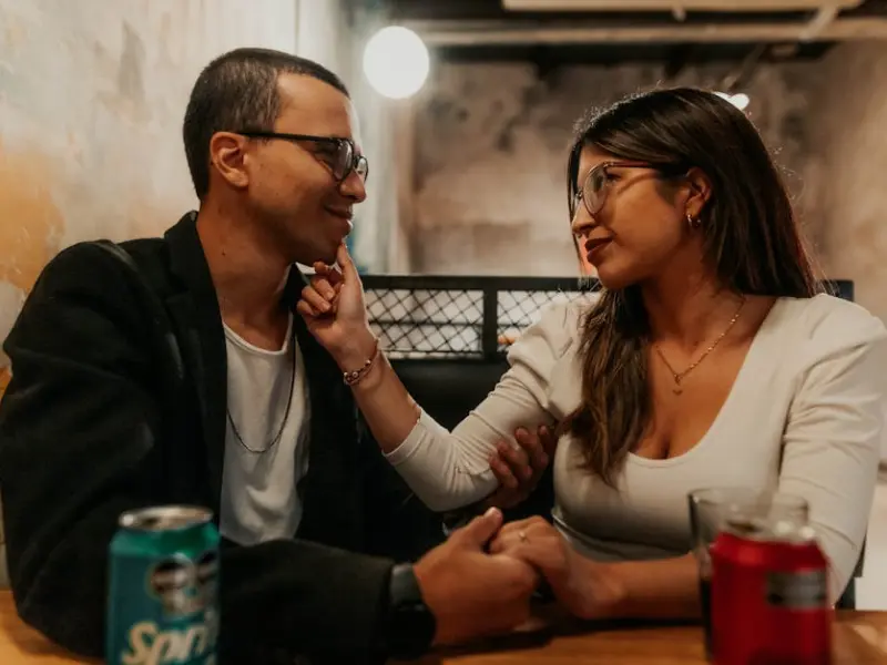 女人对你做这五个动作，是暗示你可以和她有关系！