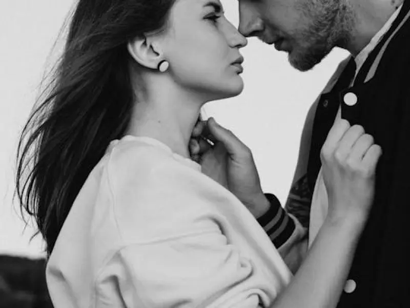 女人对你做这些动作，就是在“暗示”你，她已对你动情