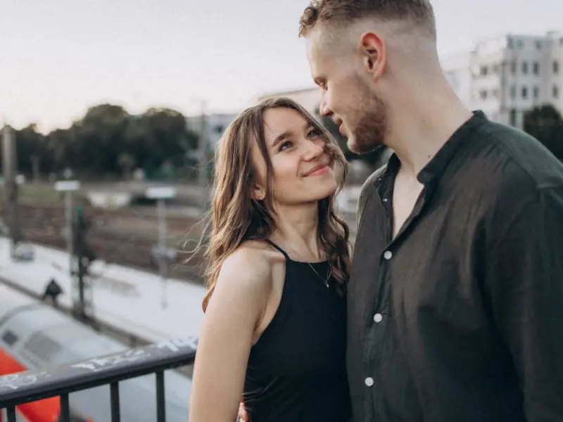 女人给你这4种暗示，背后的意思就是我喜欢你，你别不明白！