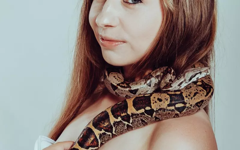 女人心里有别人，就会有这些“异常”的举动，掩饰不了