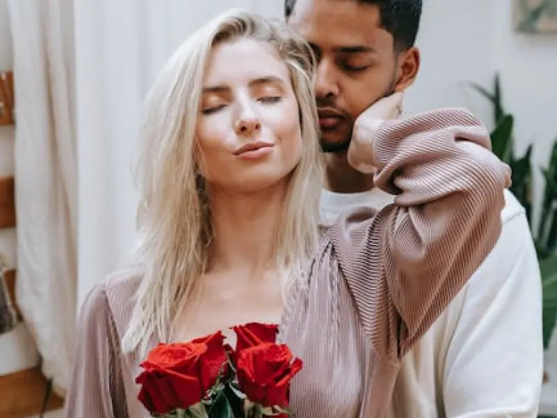 女人对你动了情，会有这6个表现，遇到的男人请好好珍惜