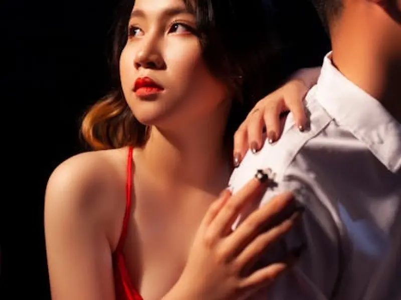 女人对你动情了，想要和你发生关系，才会释放以下3“信号”