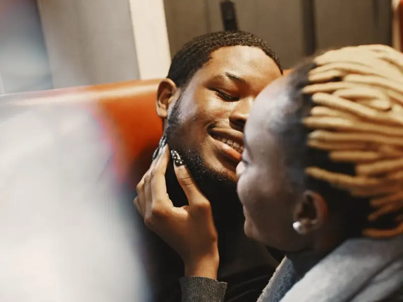 女人对你动情的时候，就会开这几种“玩笑”，她是在暗示你