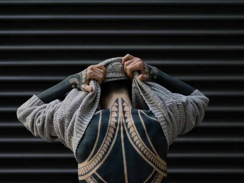 女人对男人动情，身体会有这3种反应，按捺不住