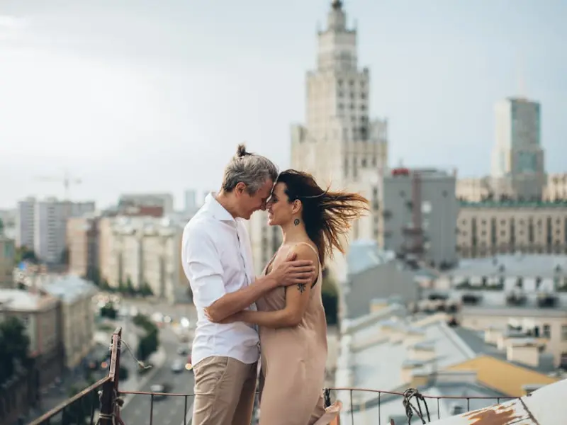 女人对你动情的时候，这3种“暗示性”最真切，别不信！