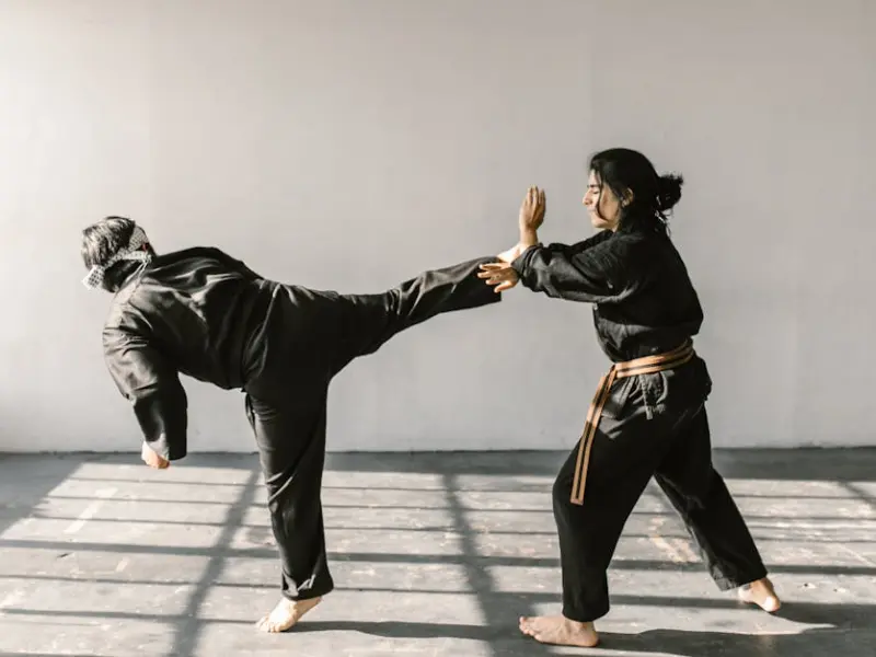 女人有这三个动作，那就是在暗示你，赶紧主动进攻她！