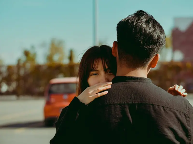 女人做这些“小动作”，其实就是在暗示你，她爱你，男人可别不懂