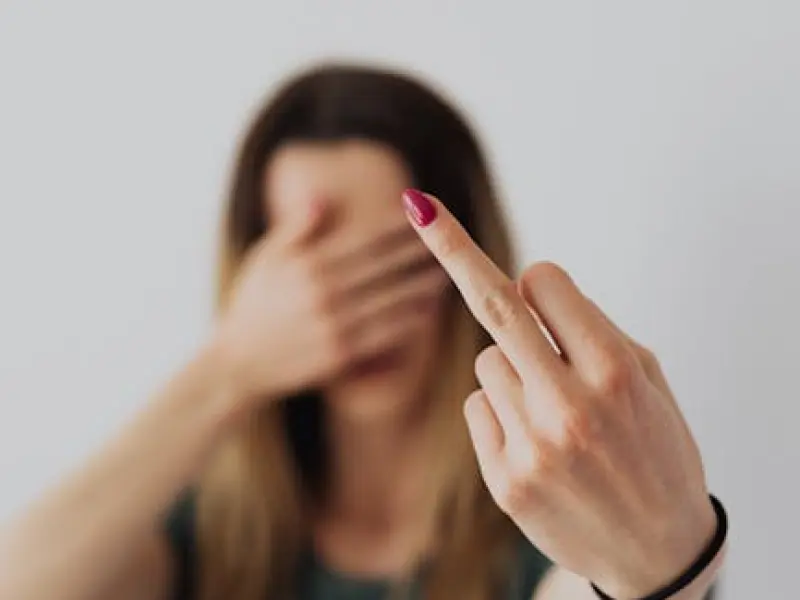 女人疯狂想你时，不会说“我想你”，却会用这些“小动作”暗示你