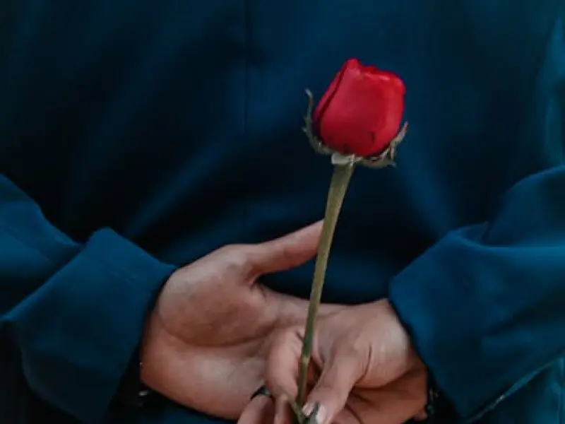 女人有这几种情不自禁的表现时，就是已经对你动情了！