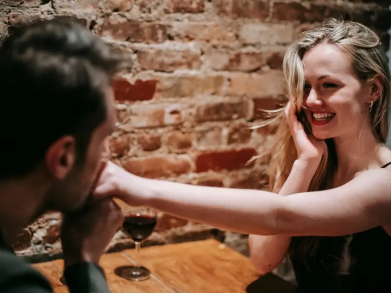 和男人交往，“默许”他做这些事，男人会更加爱你！