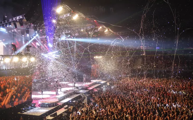 约会时，男生别只会“亲亲抱抱”，试试“这个”女生会腿软