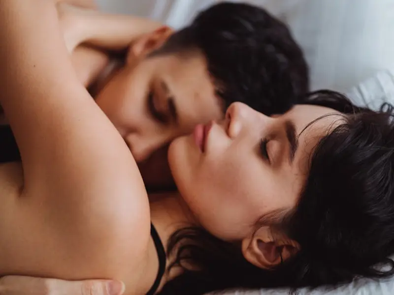 异性相处，男人的这些“小动作”，虽不老实却能让女人上瘾