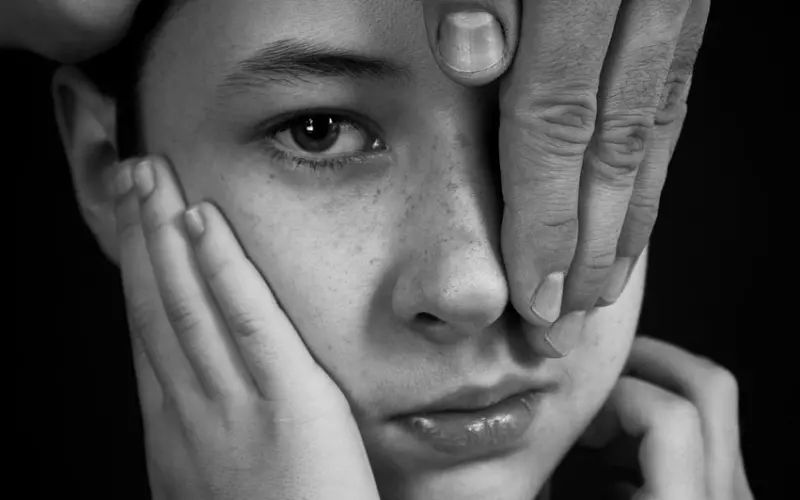 异性相处，这4个忙别帮，不然早晚会出事