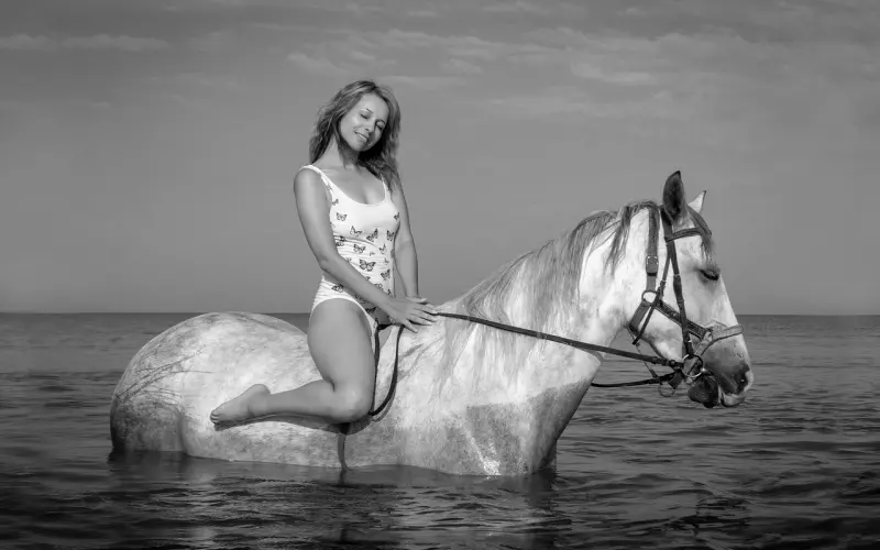 在与爱人相处时要控制自己的脾气，看到优点，学会付出与关心