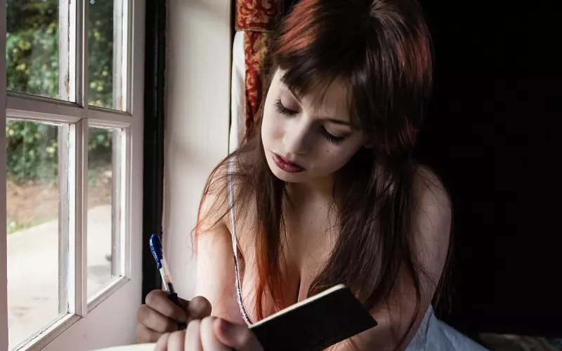 异性交往，女人有这三种表现，就是“红杏出墙”了！