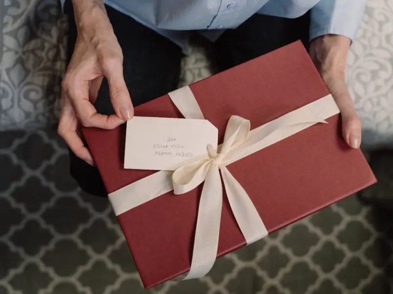 异性交往，女人对你有意思了，会给你这三个暗示性的动作